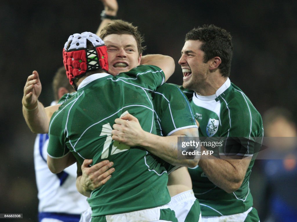 Ireland's Brian O'Driscoll (C) celebrate