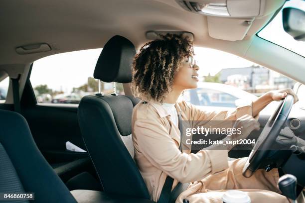 mujer joven al aire libre - conductor oficio fotografías e imágenes de stock