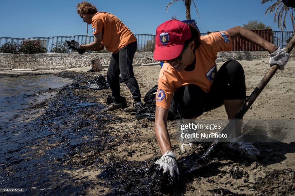 2,500 tonnes Oil slick on Athens Riviera