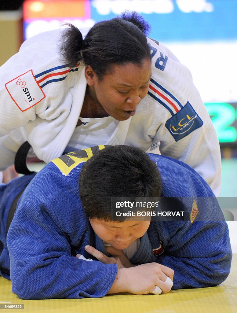 China's Wen Tong (blue) battles with Fra