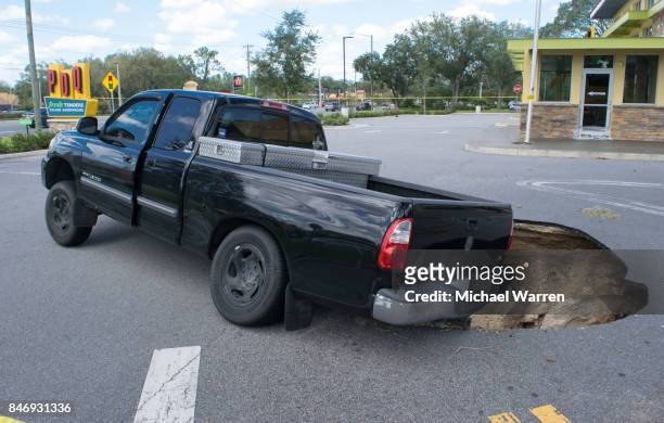 doline slikt een auto in florida - florida sinkhole stockfoto's en -beelden