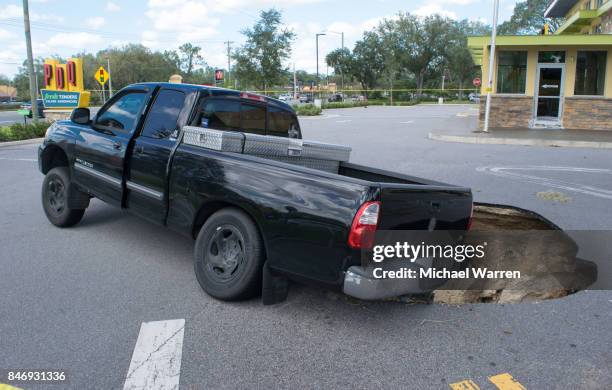 sinkhole swallows a car in florida - cave in collapsing stock pictures, royalty-free photos & images