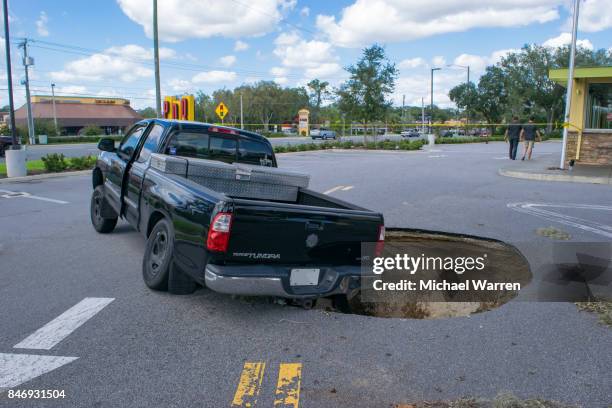 天坑燕子在佛羅里達州的一輛車 - florida sinkhole 個照片及圖片檔