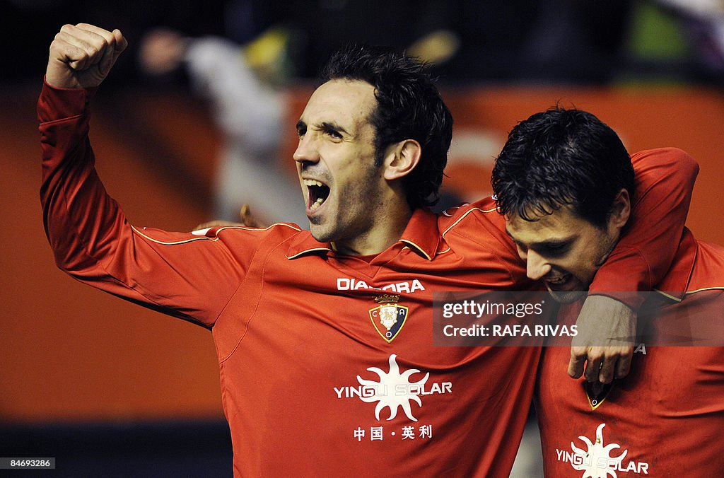 Osasuna's Juanfran Torres (L) celebrates