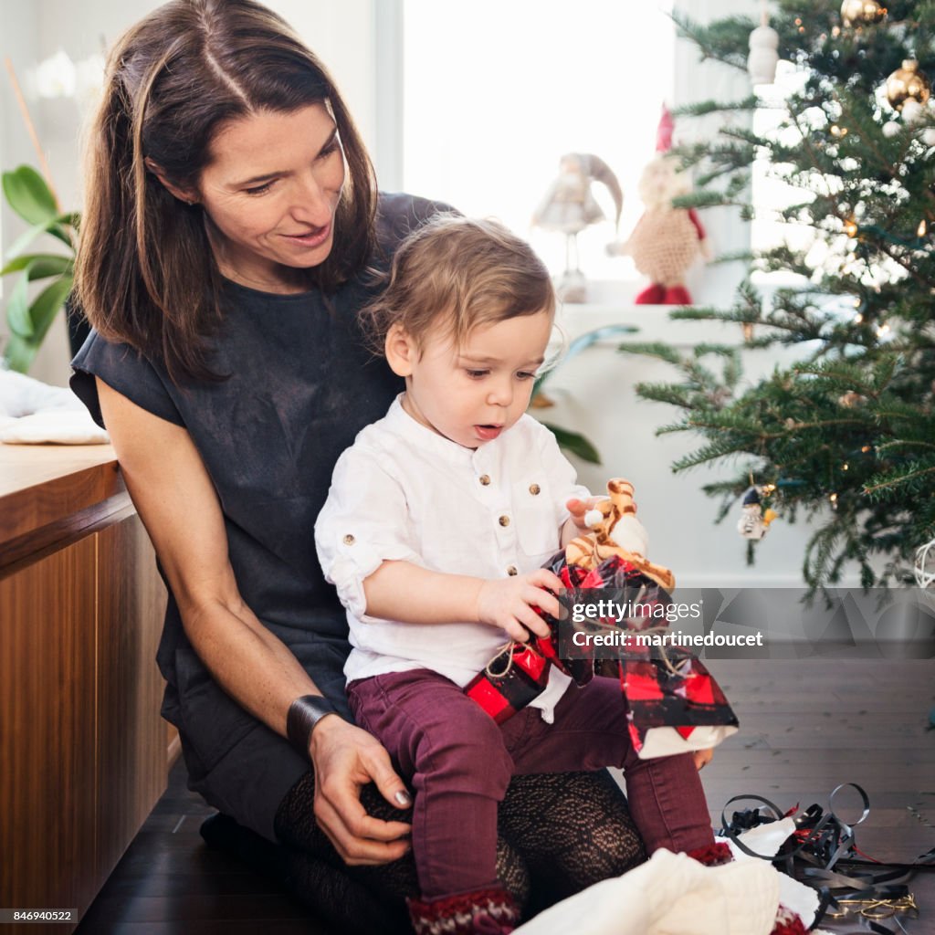 Öffnen die Geschenke am Weihnachtsmorgen für Tante und Neffe.