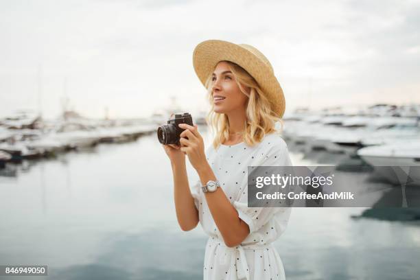 mädchen am hafen - frauen mit fotoapparat stock-fotos und bilder