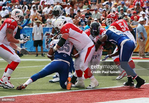 Fullback Le'Ron McClain of the AFC All-Stars Baltimore Ravens rushes for a touchdown against the NFC All-Stars in the 2009 NFL Pro Bowl at Aloha...