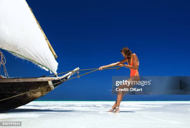 su entrenamiento junto al mar - zanzibar fotografías e imágenes de stock