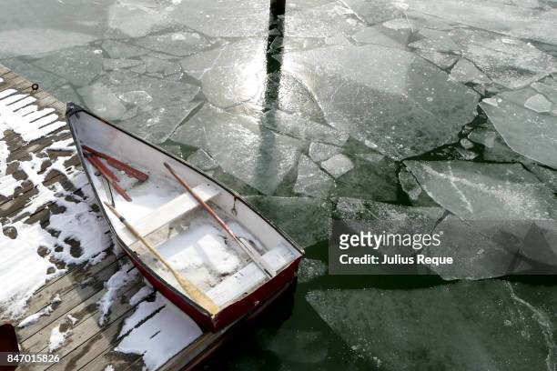 boat on a dock on icy water - maine winter stock pictures, royalty-free photos & images