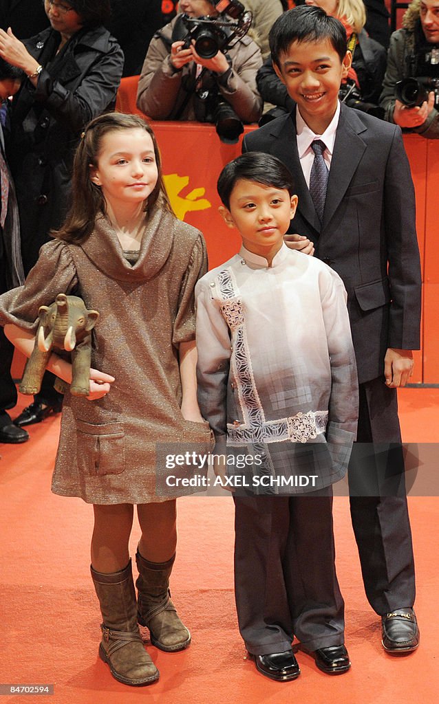 Child actors (L-R) Sophie Nyweide, Marti