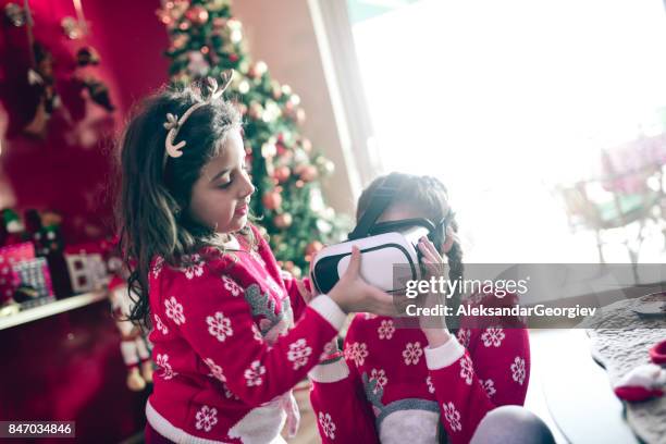 twee zusjes spelen en vechten om virtual reality simulator - top prospects game stockfoto's en -beelden