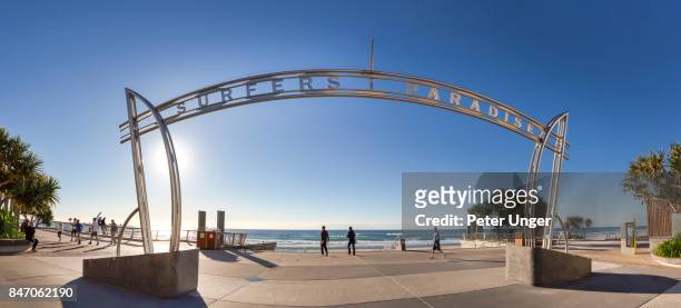 surfers paradise sign,gold coast,queensland,australia - surfers paradise stock pictures, royalty-free photos & images