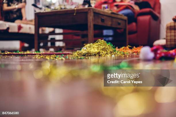 cleaning after the party - messy table after party - fotografias e filmes do acervo