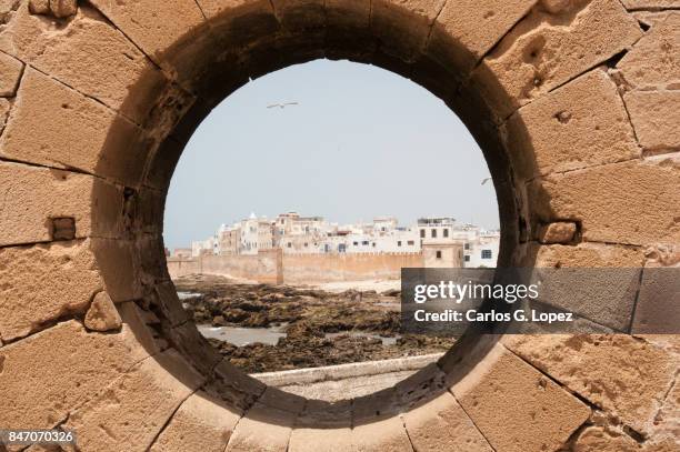 viewpoint through a hole in the wall - peephole stock-fotos und bilder
