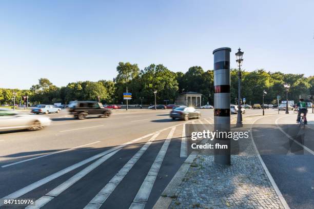 speed control in berlin at "grosser stern square" (tiergarten district, berlin - germany) - lasergun stockfoto's en -beelden