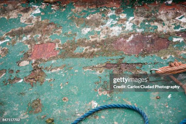 detail of old green wood and ropes of a fishing boat in galicia, spain - timber deck stock-fotos und bilder