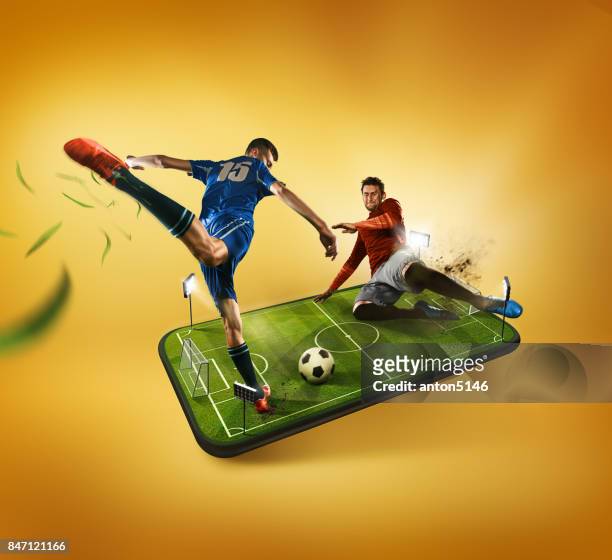i calciatori in azione al telefono, concetto di calcio mobile - match sportivo foto e immagini stock