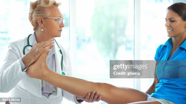 enkel verstuiking examen. - sports medicine stockfoto's en -beelden