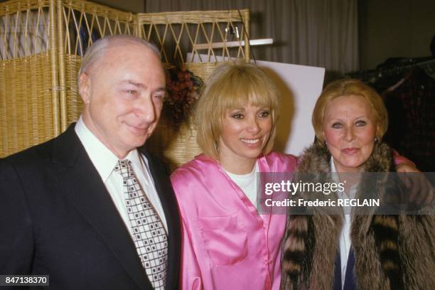 Le metteur en scene Gerard Oury et Michele Morgan avec Mireile Darc a la premiere de la piece Chapitre II au theatre Edouard VII le 21 janvier 1985 a...