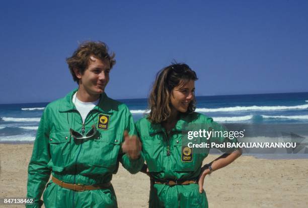 La princesse Caroline de Monaco et son epoux Stefano Casiraghi sur la plage pendant le rallye automobile Paris-Dakar en janvier 1985 au Senegal.