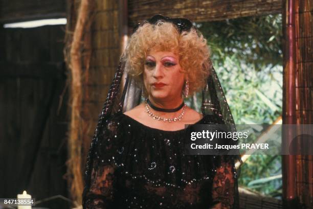 Michel Serrault travesti en Marlene Dietrich sur le tournage du film de Claude Zidi 'Les rois du gag' le 12 octobre 1984 en France.