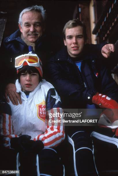 Les Princes Rainier et Albert de Monaco ainsi que la Princesse Stephanie de Monaco aux sports d'hiver en 1975.