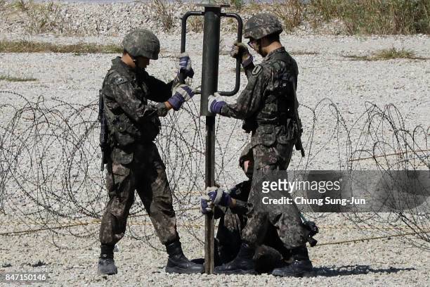 South Korean soldiers take part in military exercise at Imjingak, near the demilitarized zone of Panmunjom on September 15, 2017 in Paju, South...