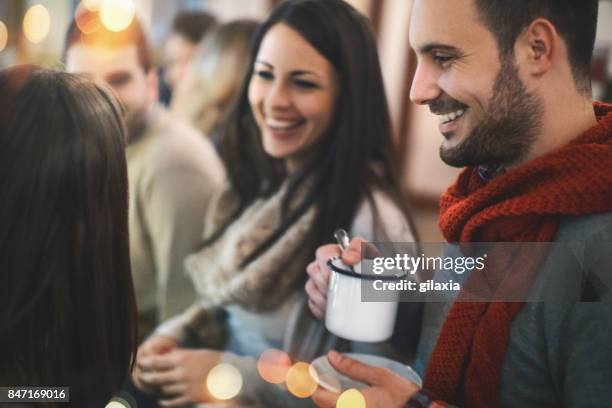 arbeitsplatz-weihnachten - glühwein stock-fotos und bilder