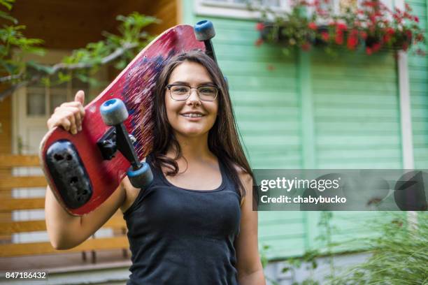 、スケートボードガール - ボード　持つ　女性 ストックフォトと画像