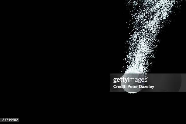 pill dissolving in water. - paracetamol stock-fotos und bilder