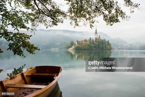 boat and castle in bled, slovenia - eslovenia fotografías e imágenes de stock