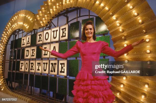 Annie Pujol presente le jeu t?levise 'La Roue de la fortune' sur TF1 en fevrier 1988 a Paris, France.