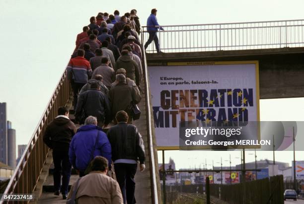 Les ouvriers des chantiers navals arrivent sur leur lieu de travail le 9 mars 1988 a Saint-Nazaire, France.