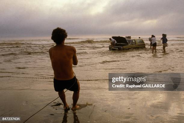 Gué difficile entre Paracas et Mazca pendant la rallye Transamazone en fevrier 1988 au Perou.