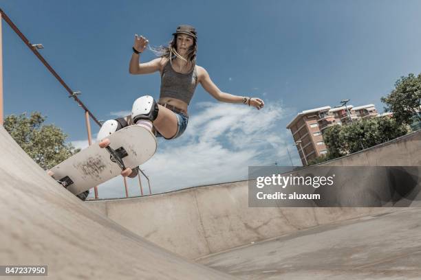 junge frau skateboarding in barcelona - skateboard rampe stock-fotos und bilder