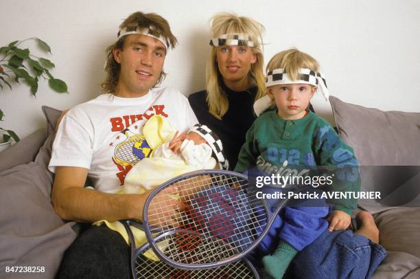 Le champion de tennis Pat Cash chez lui avec sa femme Ann-Britt Kristiensen et son fils en avril 1988 en Norvege