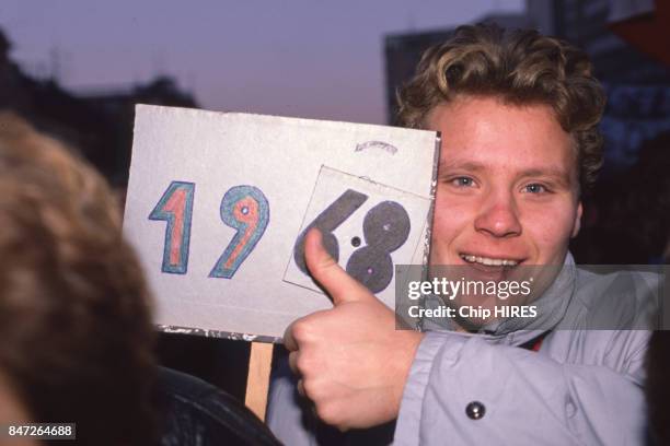 Un homme montre un panneau avec le chiffre 1968 lors d'une manifestation le 24 novembre 1989 à Bratislava, République tchèque.