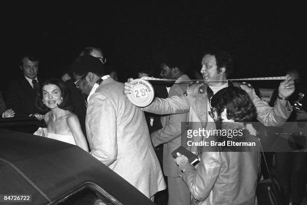 Jackie Onassis and paparazzo Ron Galella as Ron measures his distance not to disobey the court order in Los Angeles, California. **EXCLUSIVE**