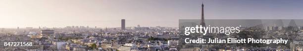 panoramic view over paris towards the eiffel tower and arc de triomphe. - panorámica fotografías e imágenes de stock