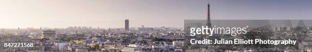 panoramic view over paris towards the eiffel tower and arc de triomphe. - panoramica foto e immagini stock