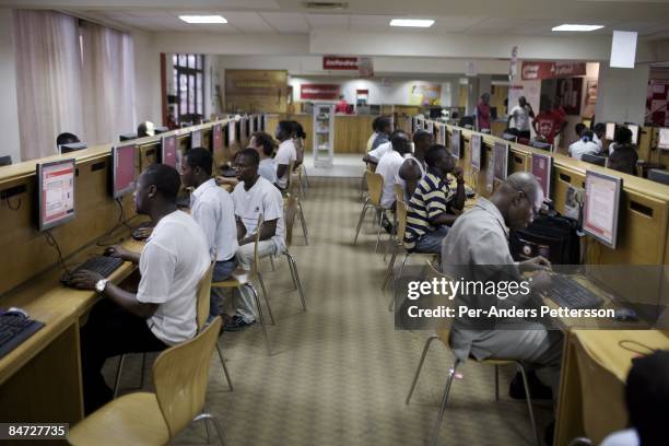 Use Computer Cafe 15 Anders Hardware Stock Photos, High-Res Pictures, and Images - Getty ...
