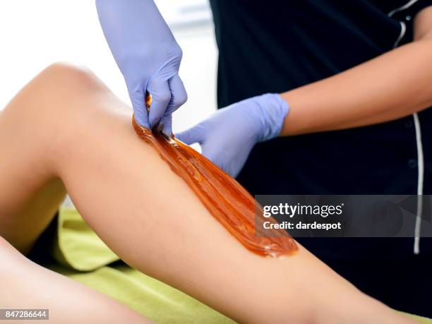 wax behandeling - hair removal stockfoto's en -beelden