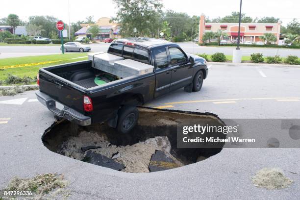 doline slikt een auto in florida - florida sinkhole stockfoto's en -beelden