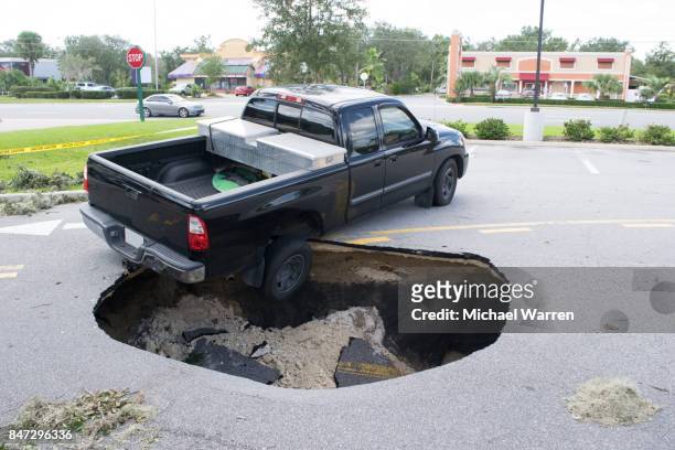 天坑燕子在佛羅里達州的一輛車 - florida sinkhole 個照片及圖片檔