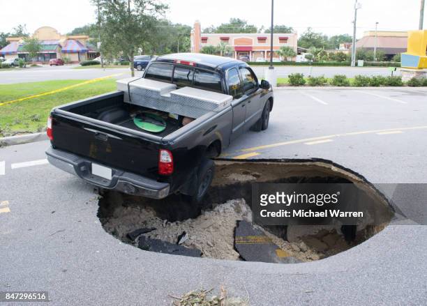 sinkhole sväljer en bil i florida - slukhål bildbanksfoton och bilder