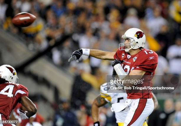 Quarterback Kurt Warner of the Arizona Cardinals passes against the Pittsburgh Steelers during Super Bowl XLIII on February 1, 2009 at Raymond James...