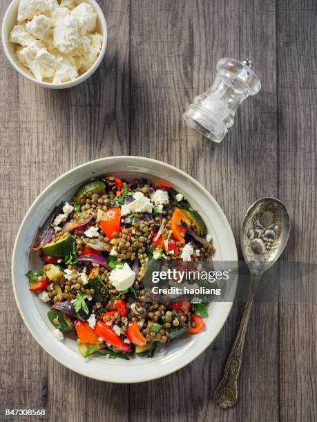 レンズ豆とフェタ ・ チーズとロースト野菜のサラダ - lentil ストックフォトと画像