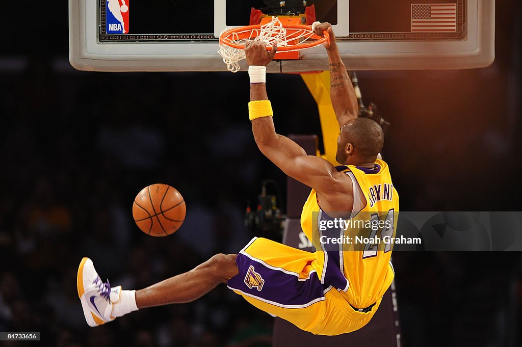 Oklahoma City Thunder v Los Angeles Lakers