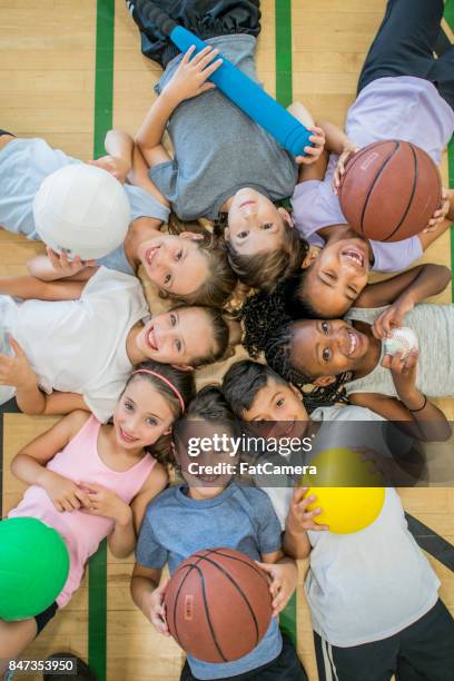 niños en gimnasio - physical education fotografías e imágenes de stock