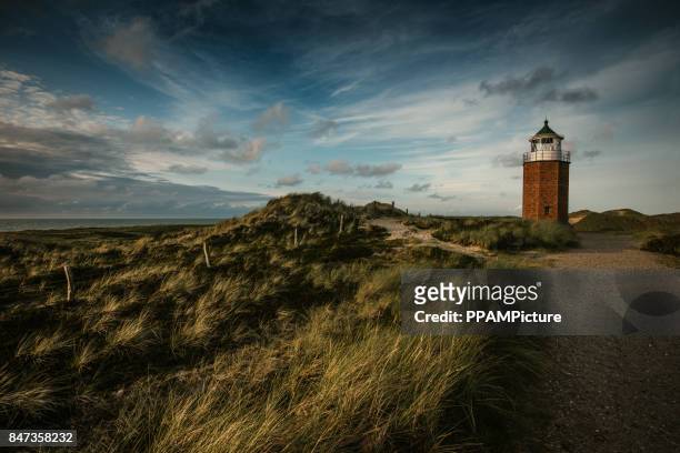 kust landschap met een vuurtoren, eiland sylt - storm lighthouse stockfoto's en -beelden
